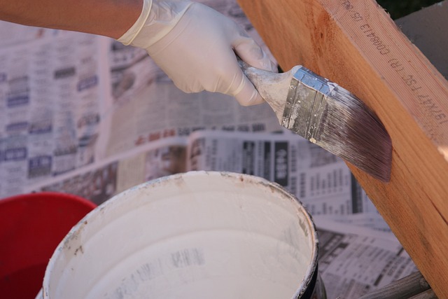 Czym pomalować pokost? Poradnik majsterkowicza